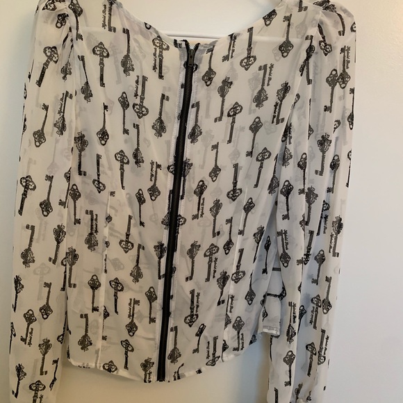 # Key Blouse - Picture 2 of 2